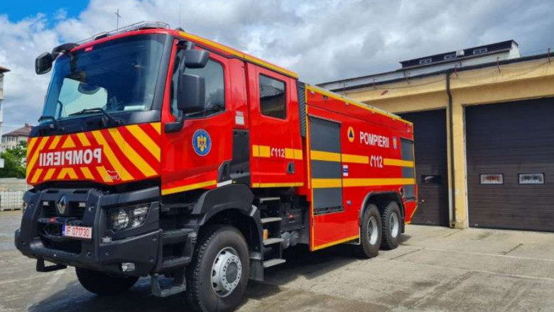 Dupa ce i-a salvat din flacari, un pompier ofera membrilor unei familii gazduire in propria casa Imagine