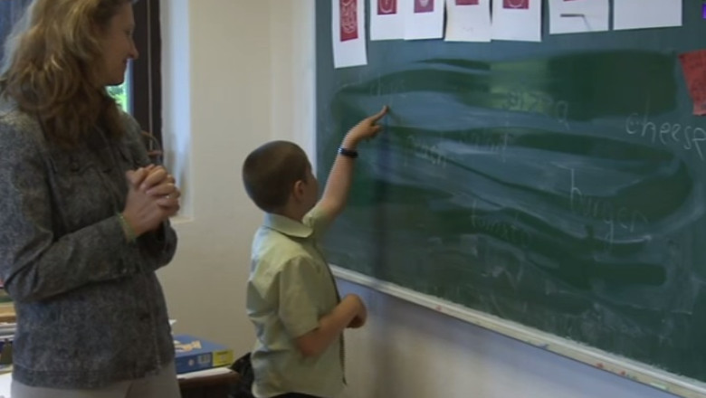 Dupa ce scoala din sat s-a inchis, o familie tine cursuri in propria casa Imagine