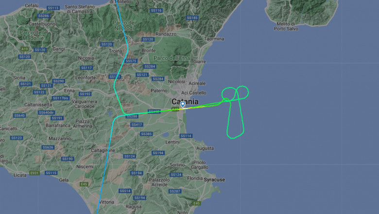 Dupa ce zborul sau a fost deviat, un pilot a desenat pe cer deasupra Siciliei un simbol care arata clar cat l-a nemultumit decizia Imagine