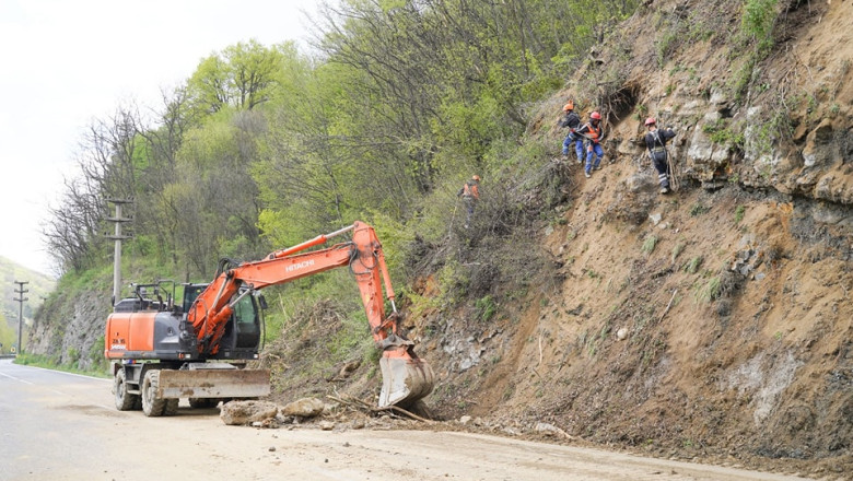 Dupa cinci ore de la redeschidere, traficul pe centura Calimanesti a fost oprit iar din cauza caderilor de pietre de pe versanti Imagine