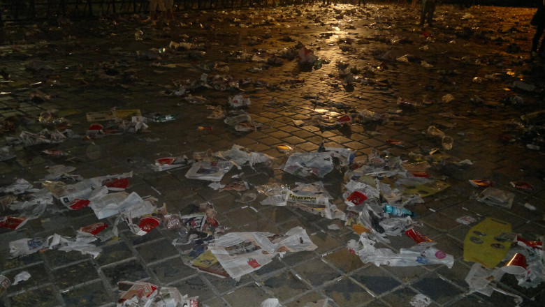 Dupa concertul lui Roger Waters, angajatii de la salubritate au pus stapanire pe Piata Constitutiei Imagine