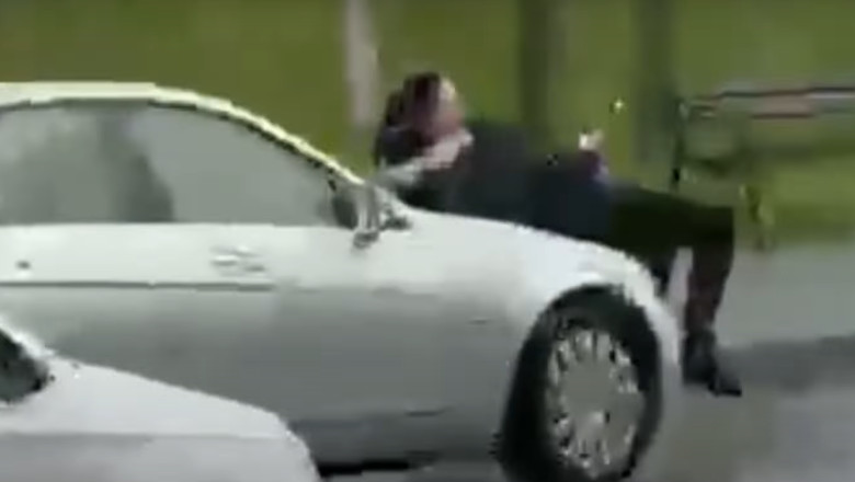 Dupa o cearta in trafic, o soferita ia o femeie pe capota si o arunca pe jos, apoi e la un pas sa o calce cu masina Imagine