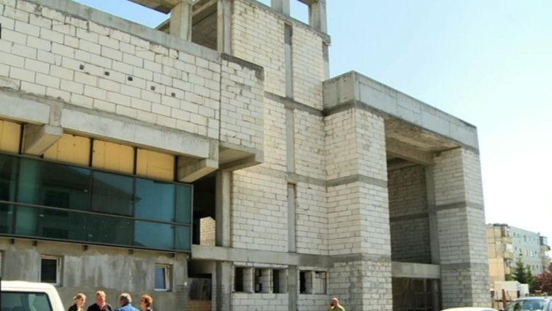 Dupa o investitie de un milion de euro, lucrarile la patinoarul din Targu Secuiesc s-au oprit din lipsa de fonduri Imagine