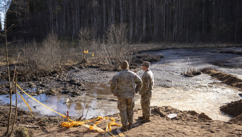 Dupa patru zile de cautari, soldatii americani disparuti in Lituania inca nu au fost gasiti. Vehiculul lor a fost descoperit scufundat Imagine