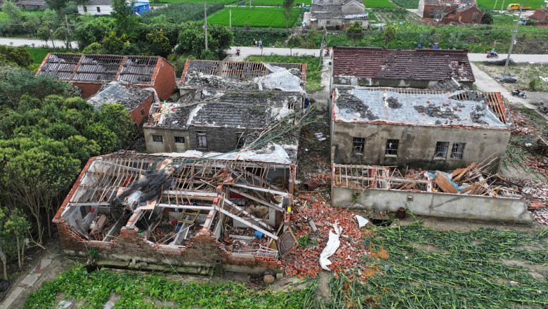 Dupa ploi torentiale si inundatii devastatoare, China a fost lovita de o tornada care a facut prapad. Doi oameni au murit Imagine