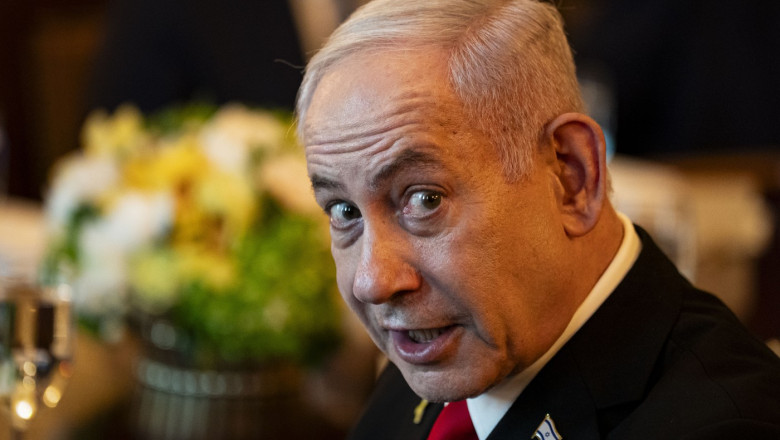 „E ca un nebun. Bombardeaza tot timpul”. Echipa lui Trump, tot mai ingrijorata de Netanyahu dupa atacurile din Siria Imagine