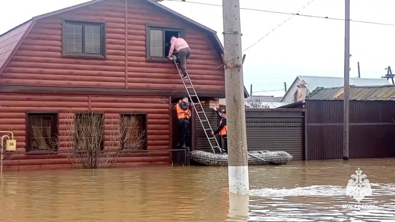 „E fara precedent. Nu am mai vazut atata apa de mult timp”. Inundatiile au facut prapad in Rusia. Mii de oameni, evacuati Imagine