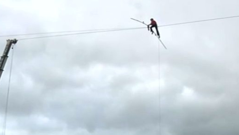 Echilibristica la inaltime. Un acrobat francez a traversat pe sarma fluviul Sena Imagine