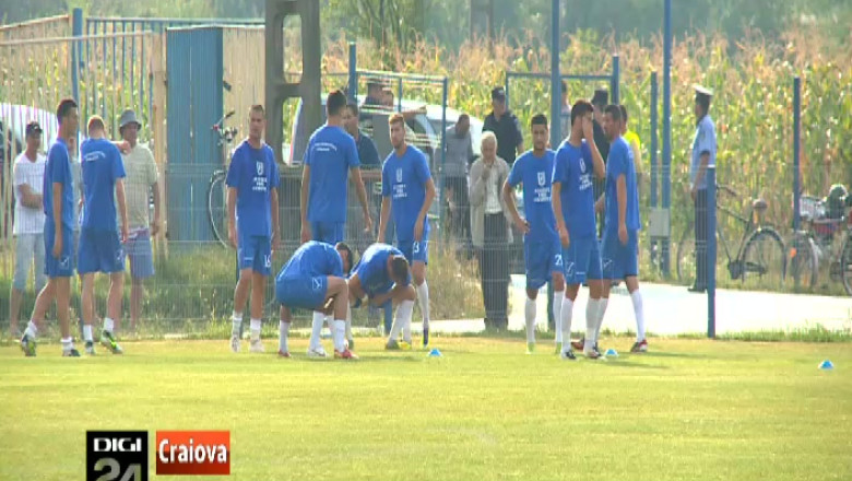 Echipa FC Universitatea Craiova este iubita in toata Oltenia. Jucatorii au fost impresionati de primirea de care au avut parte la Turceni Imagine