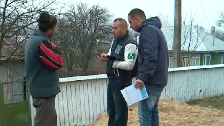 Echipele Chevron au mers din poarta in poarta sa discute cu localnicii din Pungesti, fara succes Imagine