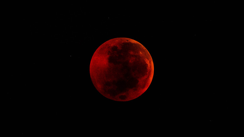 Eclipsa totala de Luna vizibila astazi in Romania. Unde si la ce ora poti vedea „Luna sangerie” Imagine