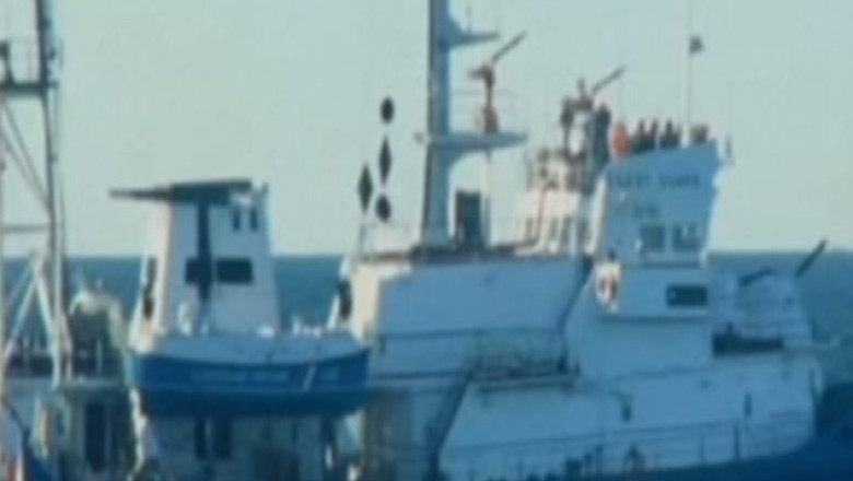 Ecologie printre impuscaturi. Paza de Coasta rusa a tras dupa activistii Greenpeace Imagine
