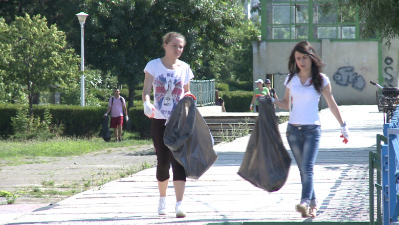 Ecologizare de ziua Dunarii. 40 de voluntari au participat la proiectul "Let's do it, Danube" Imagine