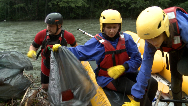Ecologizare extrema. Zeci de voluntari au facut rafting si au adunat gunoaiele din Defileul Crisului Repede Imagine