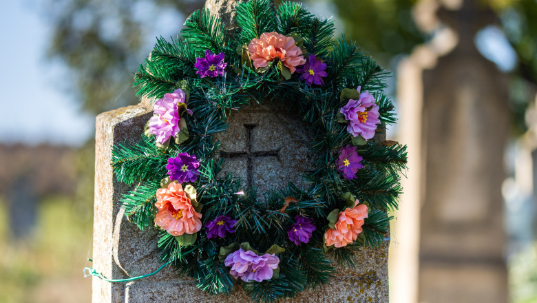 Edilii interzic coroanele pentru morti. Masura luata de un oras din Romania pentru a face economie la buget: „Bani irositi degeaba” Imagine