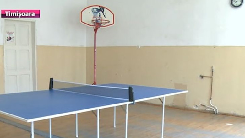Educatie fizica in sala de clasa, caci sala de sport este o ruina. Se intampla intr-o scoala din Timisoara Imagine
