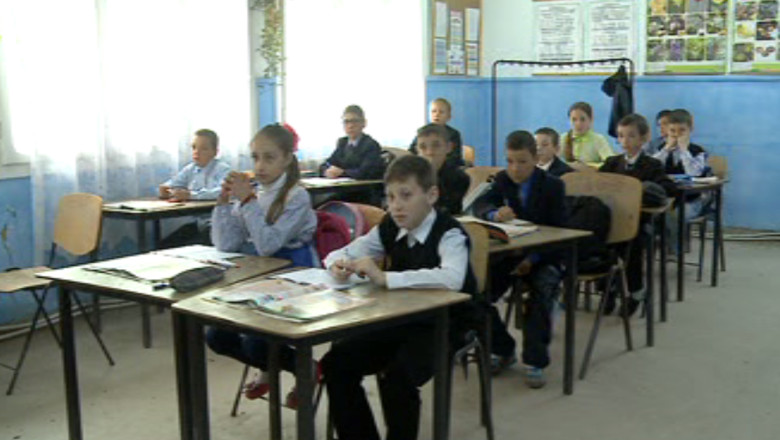 Educatie in trei schimburi. Scoala unde invata cei 220 de elevi are doar patru sali de clasa Imagine