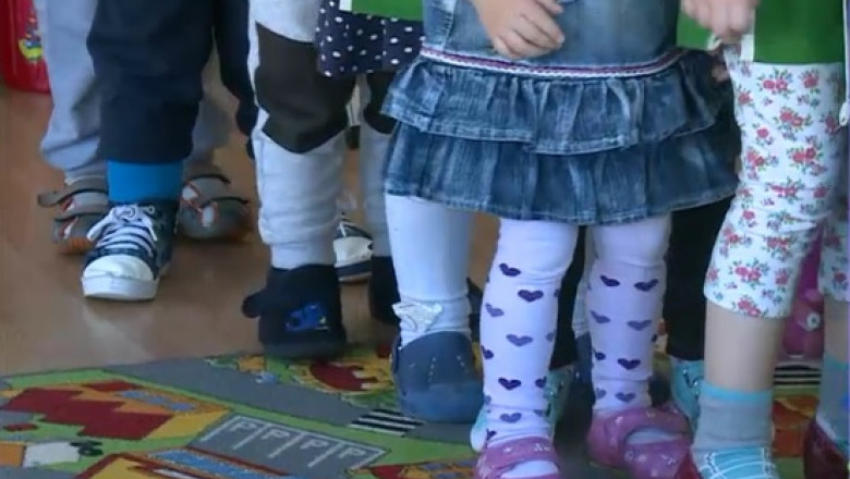 Educatoare din Pitesti, condamnata la inchisoare cu suspendare dupa ce a strans de gat un copil si a lovit un altul Imagine