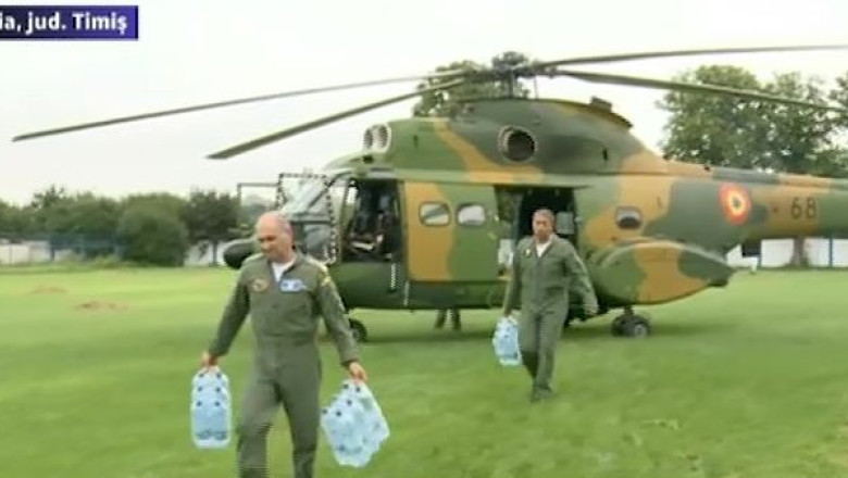 Efectele potopului. Un elicopter militar a dus apa imbuteliata oamenilor afectati de inundatii  Imagine