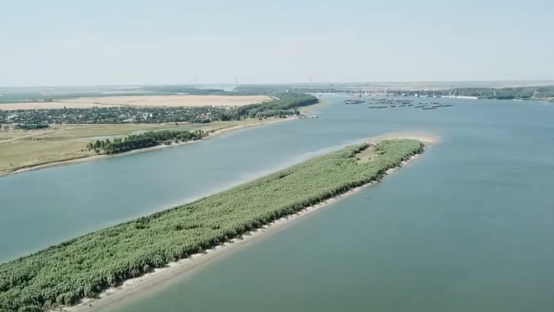 Efectele secetei asupra Dunarii: debit la jumatate fata de normal, restrictii in traficul naval. „Nisipul a castigat teren” Imagine