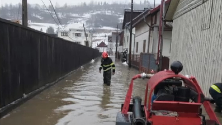 Efectele vijeliilor de cod portocaliu si galben in imagini. Case si strazi inundate, in Suceava vantul sufla cu 120 km pe ora Imagine