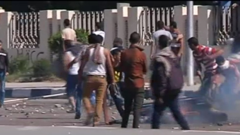 Egipt: Sustinatorii fostului presedinte Mohamed Morsi nu renunta la lupta. Sute de studenti s-au luat la bataie cu fortele de ordine la Cairo Imagine