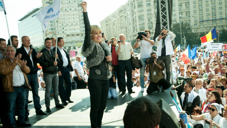 Elena Udrea, in cursa pentru Cotroceni. Sustinatorii sunt nedumeriti, dar spun ca este „o doamna foarte de treaba” Imagine