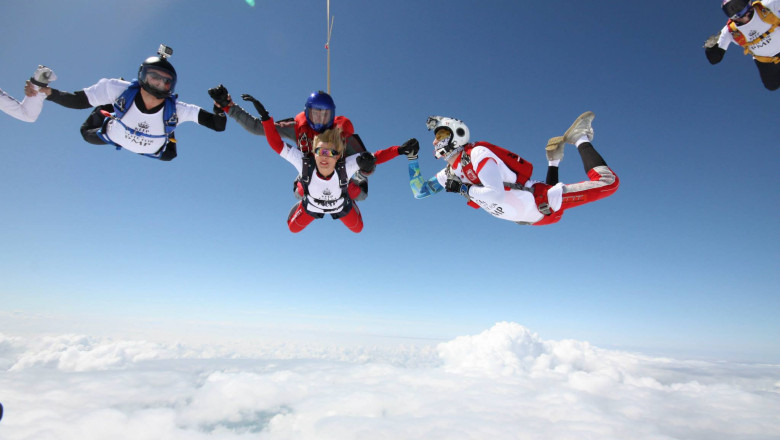 Elena Udrea, ironizata de Victor Ponta: "Nu as vrea sa ne cada vreo parasuta in cap de la domnul Basescu" Imagine