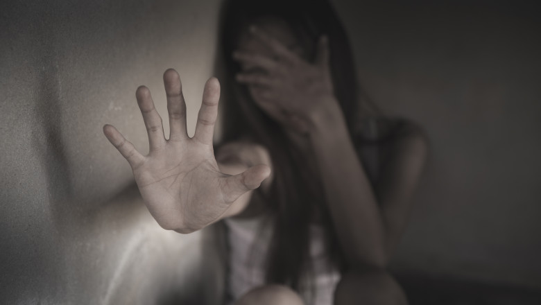 Eleva din Bucuresti, abuzata sexual de profesorul de engleza. Mama fetei ar fi stiut si ar fi tainuit fapta Imagine