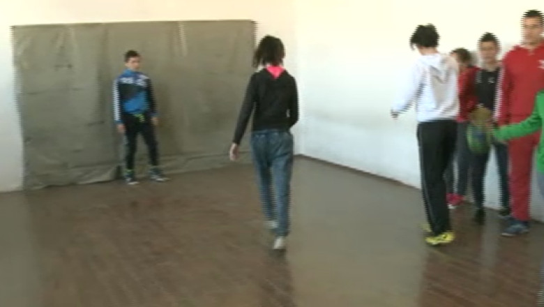 Elevi care fac performanta se antreneaza intr-o sala de sport mare cat o sufragerie Imagine