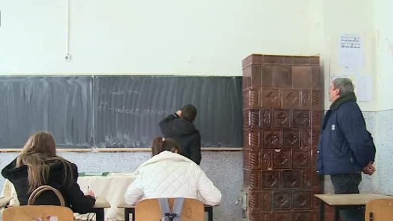 Elevi care invata la gura sobei Imagine