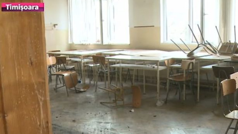 Elevi evacuati la o scoala din Timisoara. 150 de elevi au fost scosi din clase din cauza unui dulap cuprins de flacari Imagine