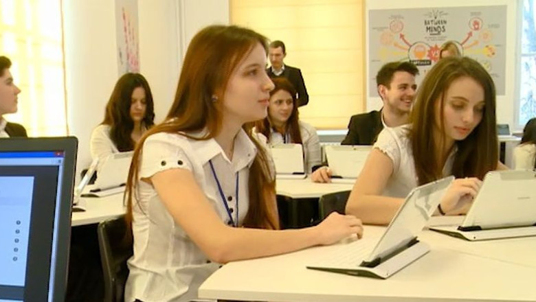 Elevi „hi-tech", intr-o clasa smart, la Liceul Pedagogic „Carmen Sylva" Timisoara Imagine
