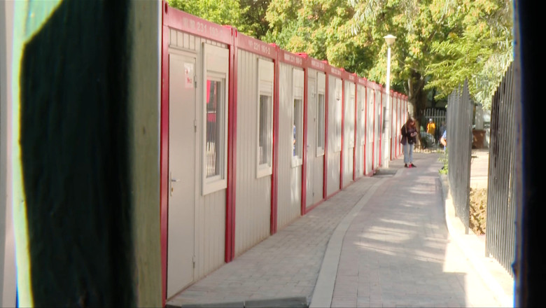Elevi in containere fara apa si lumina, la cea mai mare scoala din Romania. Edilul Sectorului 3: Sa nu cautam probleme acolo unde sunt Imagine