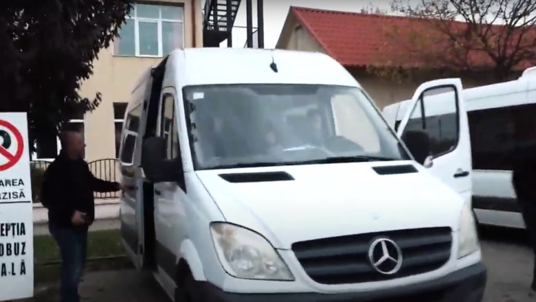Elevi inghesuiti in microbuzul scolar. "Se intampla!", spune directorul scolii. Primaria a fost amendata cu 9.000 de lei Imagine
