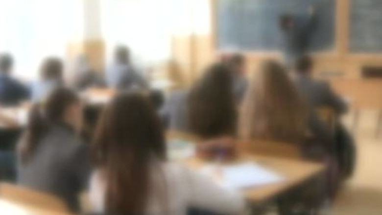 Elevi jigniti de diriginte pentru ca au dat bani unei profesoare Imagine