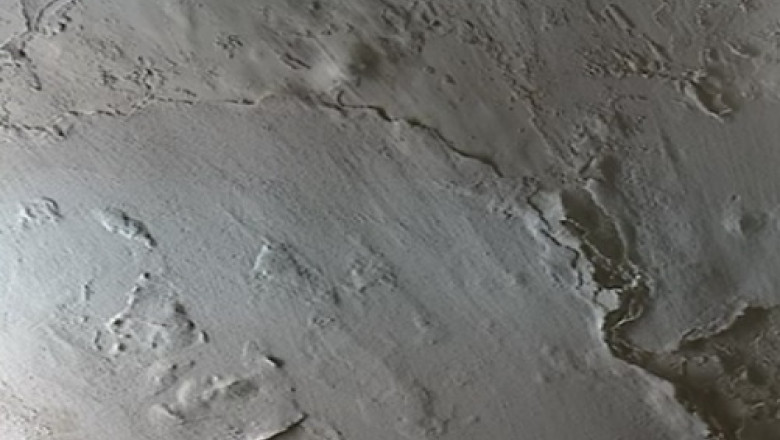 Elevi raniti in sala de clasa. Copiii au fost loviti de o bucata de tencuiala desprinsa din tavan Imagine