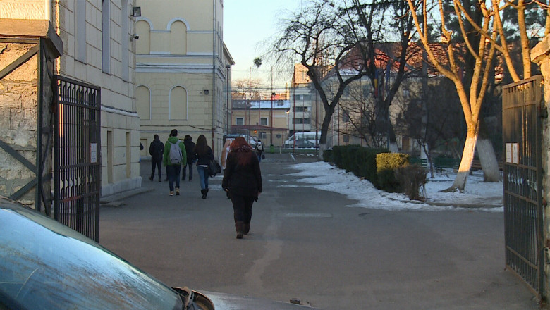 Elevi sanctionati pentru ce au postat pe Facebook. 59 de elevi ai unui liceu din Cluj vor avea note scazute la purtare Imagine