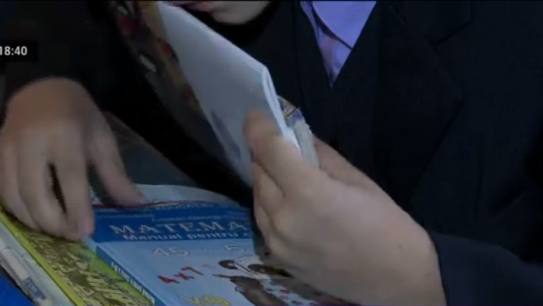 Elevii au inceput scoala cu manuale „vechi si depasite” Imagine