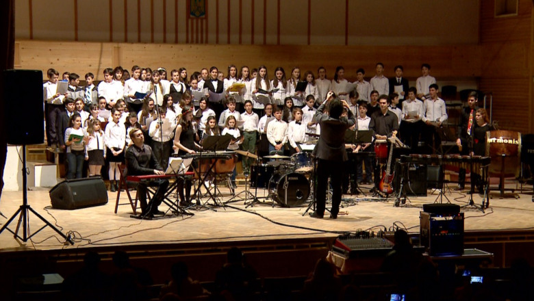 Elevii Colegiului de Arta studiaza pe instrumente scoase din uz. Copiii au organizat un concert caritabil pentru instrumente noi Imagine