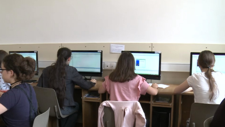 Elevii de clasa a IX-a invata la Informatica intensiv cum se efectueaza o convorbire telefonica: „Mergi la telefon. Ridica receptorul” Imagine