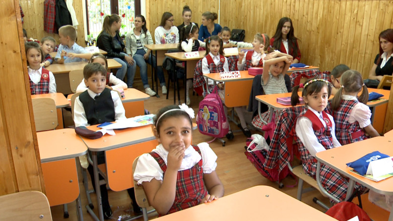 Elevii de clasele intai si a doua au inceput scoala fara manuale  Imagine