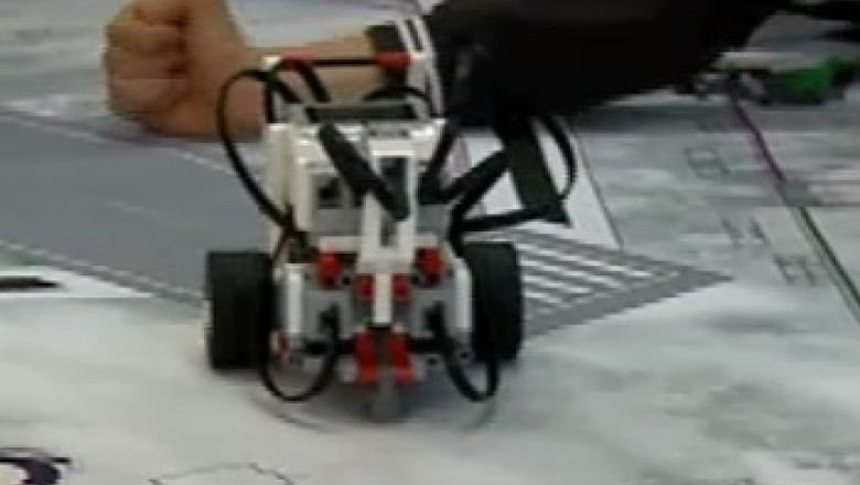 Elevii de la Liceul „Ady Endre” din Oradea fac cursuri de robotica Imagine