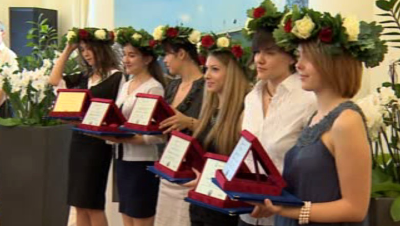 Elevii de nota 10 vor fi premiati de Ministerul Educatiei Imagine