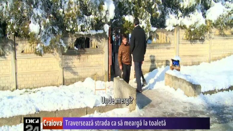 Elevii din Izvoare, judetul Dolj, traverseaza strada pentru a merge la toaleta Imagine