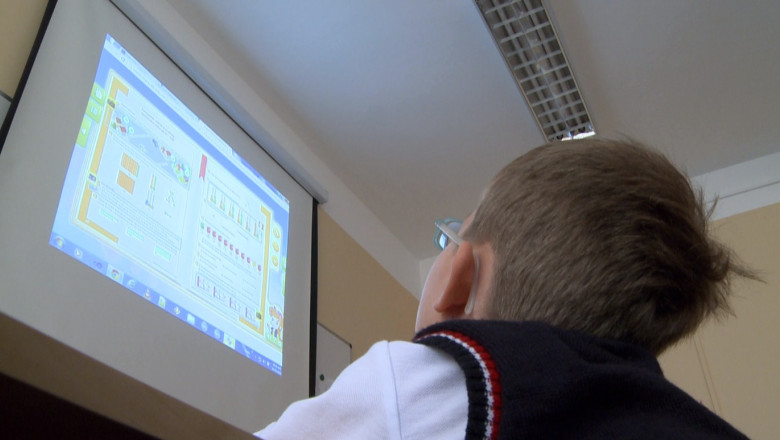 Elevii din Vaslui vor invata de pe manualele electronice in semestrul doi Imagine
