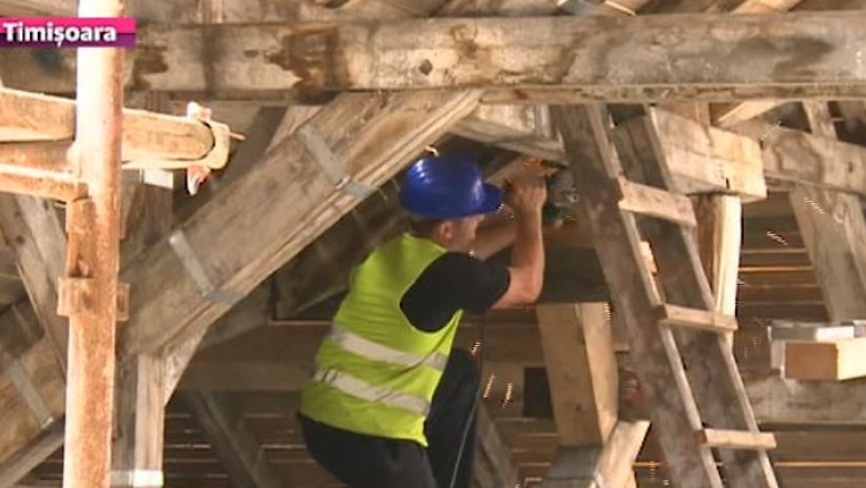 Elevii in vacante, scolile in reparatii. Acoperisul Colegiului National "C.D. Loga" Timisoara este reabilitat Imagine