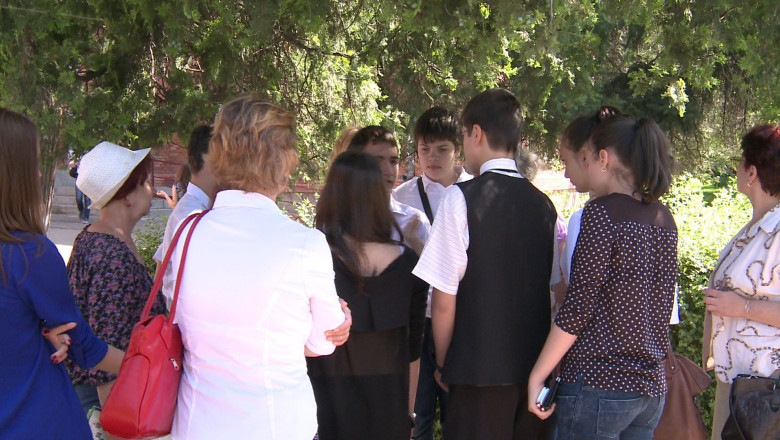 Elevii isi aleg liceele la care vor sa se inscrie. Ei vor face o lista cu liceele la care doresc sa se inscrie Imagine