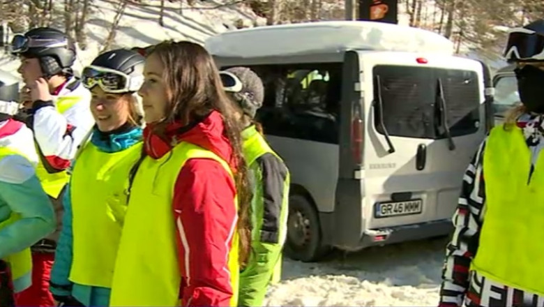 Elevii isi petrec vacanta pe partii. O saptamana in tabara costa cel putin 1.000 de lei Imagine