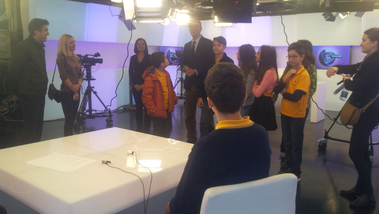 Elevii scolii Spectrum au vizitat redactia Digi 24 Constanta. Imagine